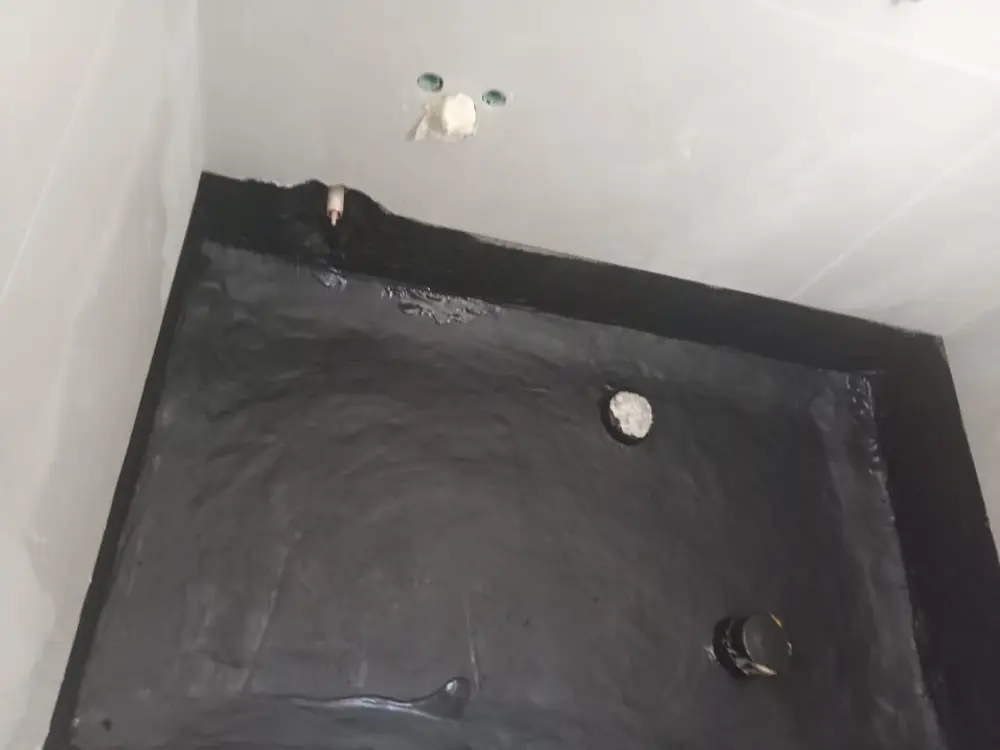 فني من العازل للعزل الحديث أثناء تنفيذ أعمال العزل في حائل